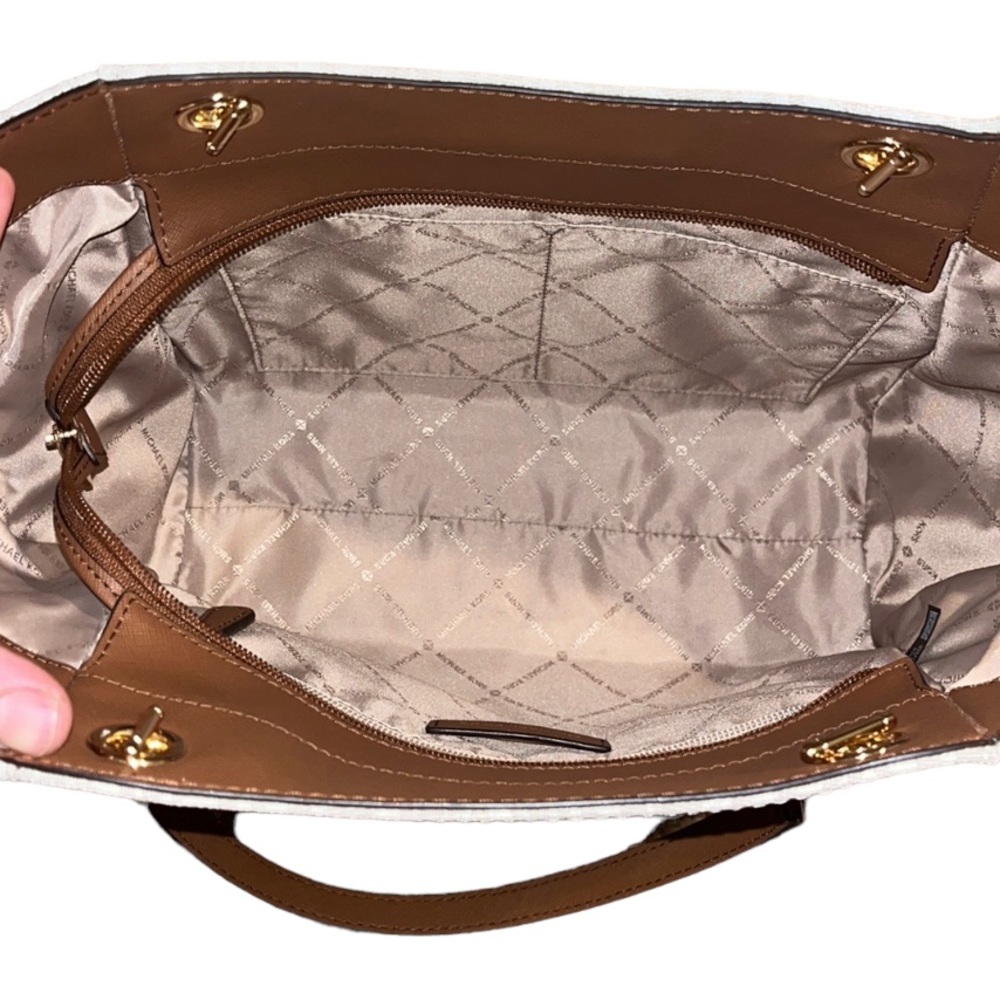 Like new Authentic Michael Kors Shoulder Bag - Picture 6 of 12